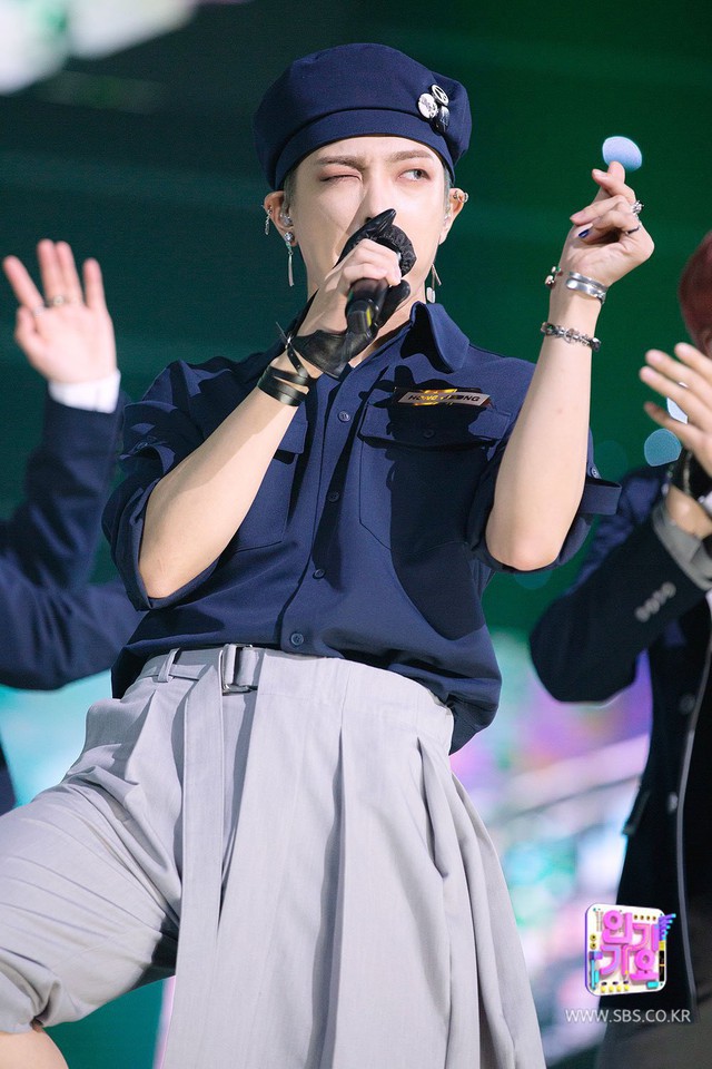 Nam thần tượng K-Pop mặc váy, ủng hộ thời trang trung tính - Ảnh 2.