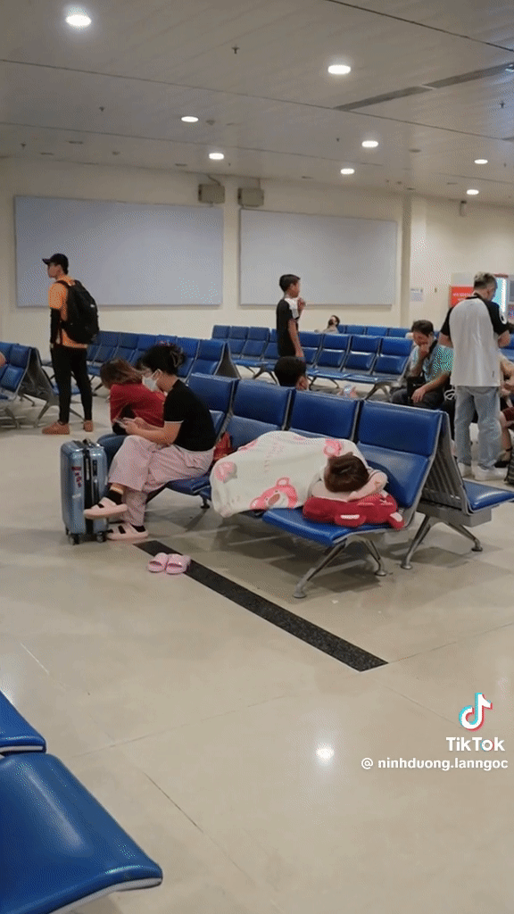 Lan Ngọc bị bắt gặp ngủ vật vờ trên ghế chờ, bỏ quên hình tượng ngọc nữ giữa sân bay - Ảnh 5.