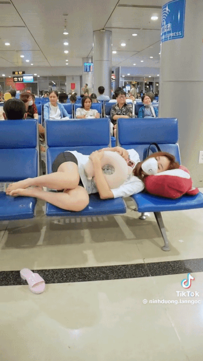 Lan Ngọc bị bắt gặp ngủ vật vờ trên ghế chờ, bỏ quên hình tượng ngọc nữ giữa sân bay - Ảnh 4.