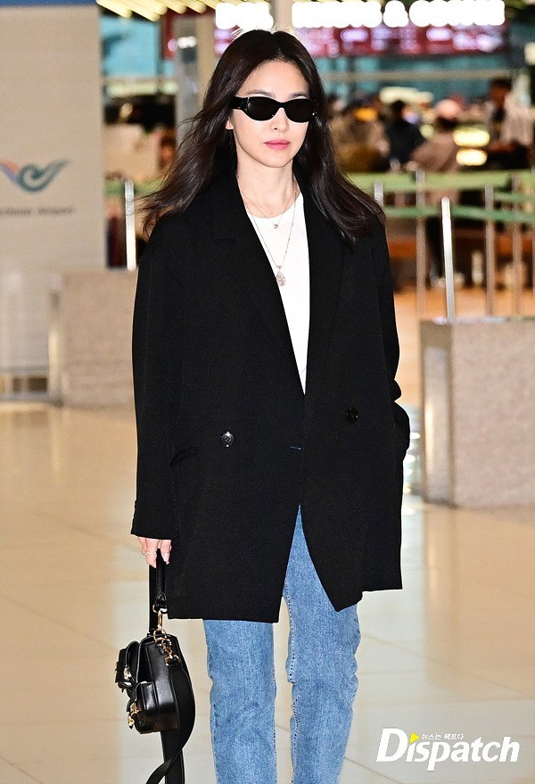 Song Hye Kyo ăn vận giản dị ra sân bay, vóc dáng trẻ trung ở tuổi 42 gây chú ý - Ảnh 4.