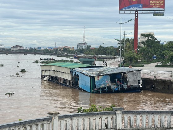 Quảng Bình: Cứu sống 4 người trên nhà hàng nổi bị lũ cuốn ra biển - Ảnh 2.