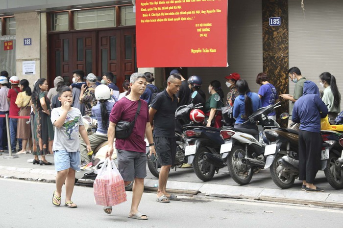 Hà Nội: Đi hơn 10km, xếp hàng chờ cả tiếng đồng hồ để mua bánh Trung thu - Ảnh 15.