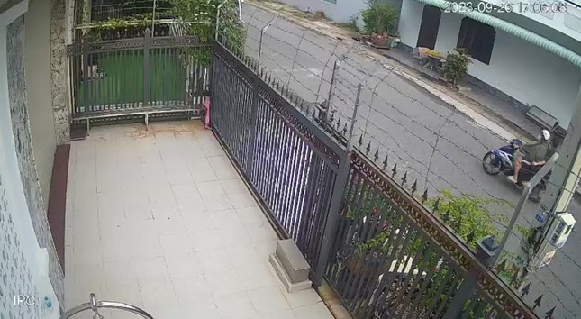 B&eacute; g&aacute;i bị cổng tự động &eacute;p ngang người - Ảnh 1.