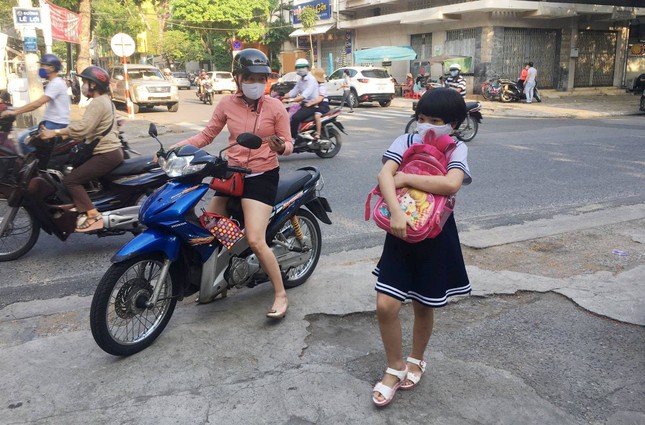 Đà Nẵng: Chèn môn học xã hội hóa vào buổi chính khóa, trò lủi thủi ra ngoài nhìn các bạn học - Ảnh 3.