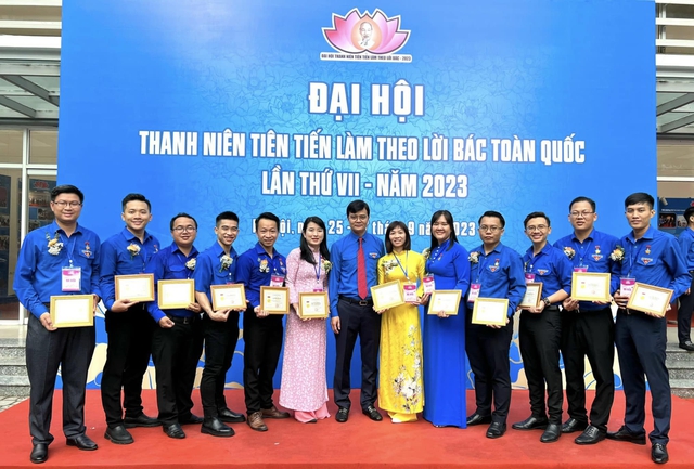 Tiền vệ ĐT Việt Nam diện áo dài, sánh vai với Hoa hậu Thùy Tiên tại Đại hội Thanh niên tiên tiến làm theo lời Bác - Ảnh 3.