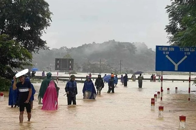 Nước lũ dâng ngập phòng trọ, hàng chục học sinh trèo lên nóc nhà cầu cứu - Ảnh 6.