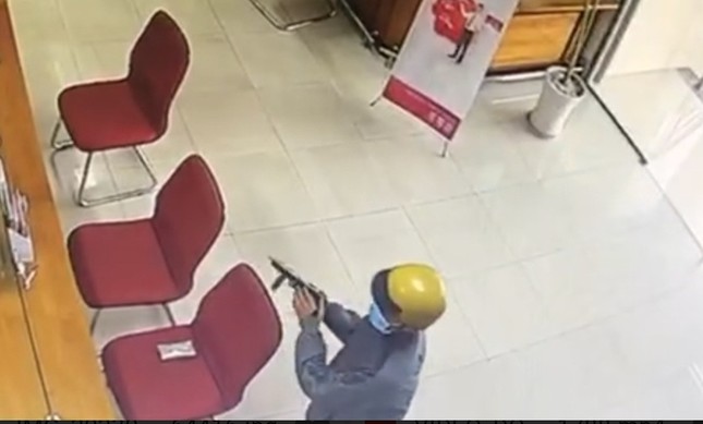 Nghi phạm dùng súng cướp ngân hàng ở Tiền Giang đã bị bắt - Ảnh 1.