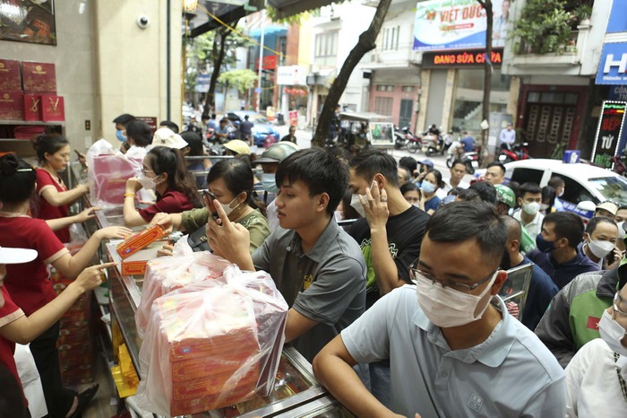 Hà Nội: Đi hơn 10km, xếp hàng chờ cả tiếng đồng hồ để mua bánh Trung thu - Ảnh 4.