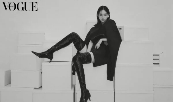 Karina (aespa) khoe vẻ đẹp sành điệu, hiện đại trên Vogue Hàn Quốc - Ảnh 11.