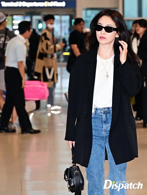 Song Hye Kyo ăn vận giản dị ra sân bay, vóc dáng trẻ trung ở tuổi 42 gây chú ý - Ảnh 3.