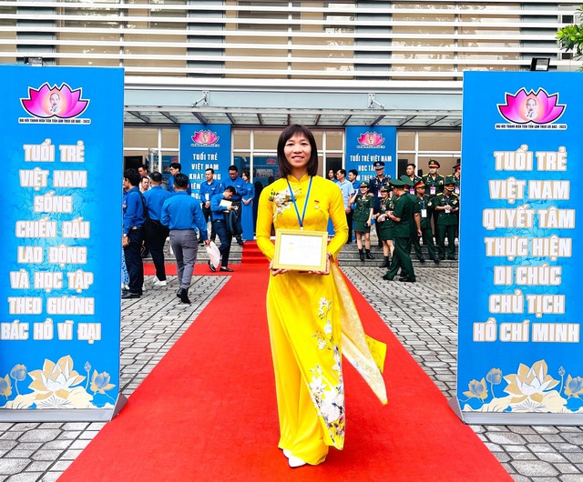 Tiền vệ ĐT Việt Nam diện áo dài, sánh vai với Hoa hậu Thùy Tiên tại Đại hội Thanh niên tiên tiến làm theo lời Bác - Ảnh 2.
