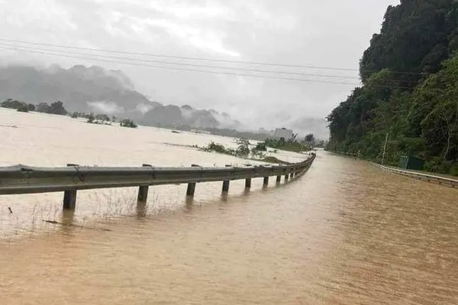 Nước lũ dâng ngập phòng trọ, hàng chục học sinh trèo lên nóc nhà cầu cứu - Ảnh 5.