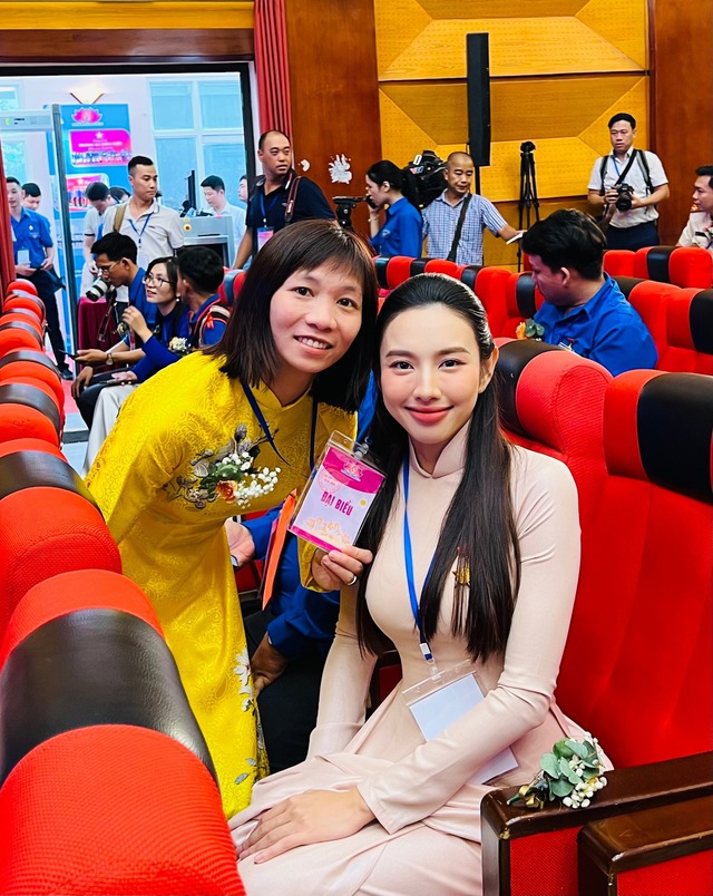 Tiền vệ ĐT Việt Nam diện áo dài, sánh vai với Hoa hậu Thùy Tiên tại Đại hội Thanh niên tiên tiến làm theo lời Bác - Ảnh 1.