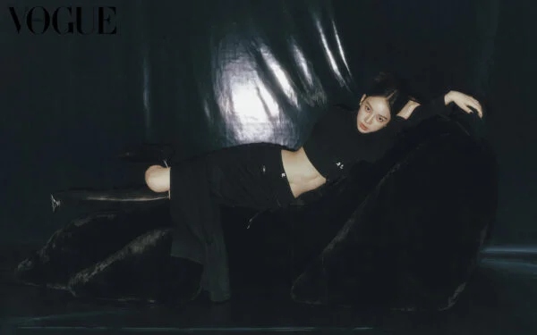 Karina (aespa) khoe vẻ đẹp sành điệu, hiện đại trên Vogue Hàn Quốc - Ảnh 9.