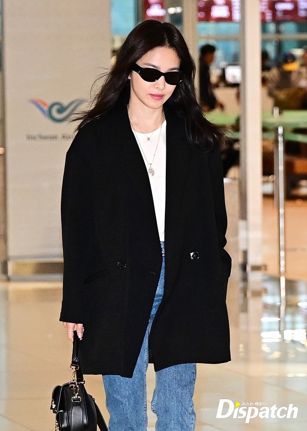 Song Hye Kyo ăn vận giản dị ra sân bay, vóc dáng trẻ trung ở tuổi 42 gây chú ý - Ảnh 1.