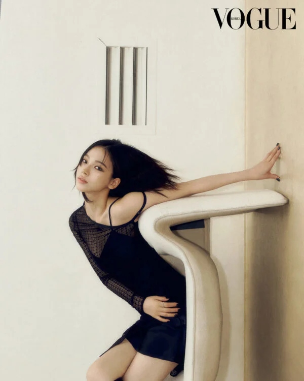Karina (aespa) khoe vẻ đẹp sành điệu, hiện đại trên Vogue Hàn Quốc - Ảnh 8.