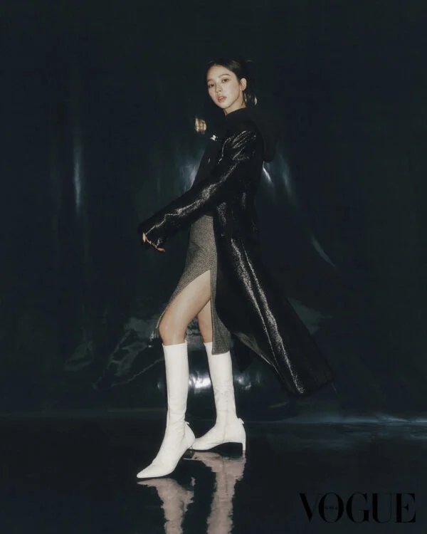 Karina (aespa) khoe vẻ đẹp sành điệu, hiện đại trên Vogue Hàn Quốc - Ảnh 6.