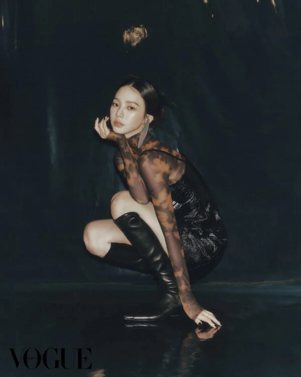 Karina (aespa) khoe vẻ đẹp sành điệu, hiện đại trên Vogue Hàn Quốc - Ảnh 4.