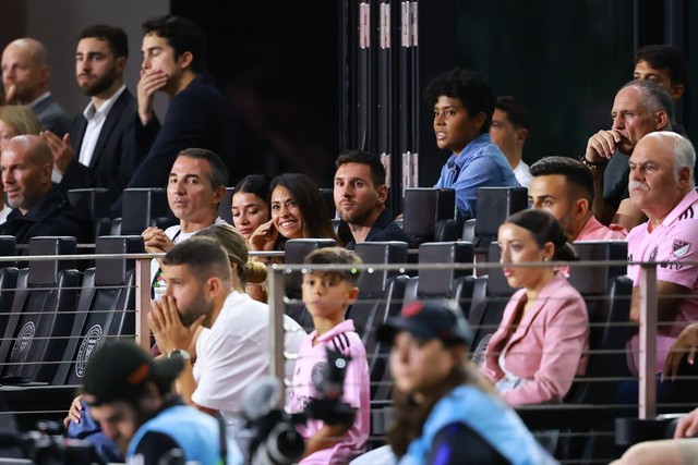 Lý do Messi phải ngồi trên hàng ghế khá…
