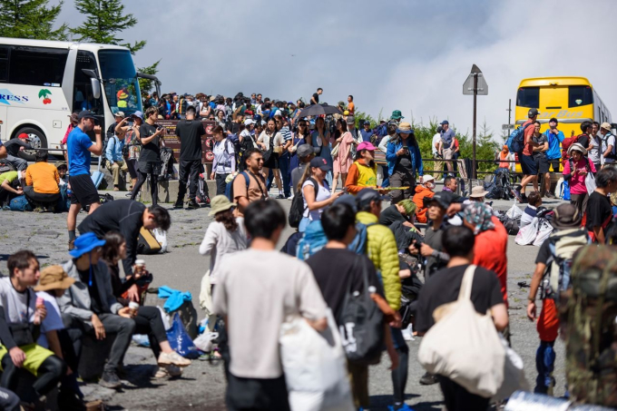 Cảnh tượng khó tin ở núi Phú Sĩ - biểu tượng của nước Nhật: Hàng triệu du khách chen chúc, rác thải ngập ngụa