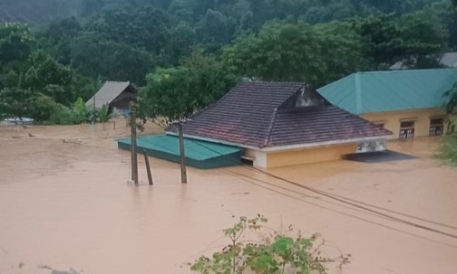 Hơn 1.200 nhà dân bị ngập sâu 1-5 m do mưa lớn cùng với việc các thuỷ điện xả lũ - Ảnh 3.