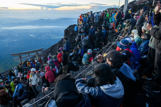 Cảnh tượng khó tin ở núi Phú Sĩ - biểu tượng của nước Nhật: Hàng triệu du khách chen chúc, rác thải ngập ngụa