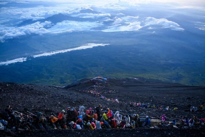 Cảnh tượng khó tin ở núi Phú Sĩ - biểu tượng của Nhật Bản: Hàng triệu du khách chen chúc nhau, ngập rác thải