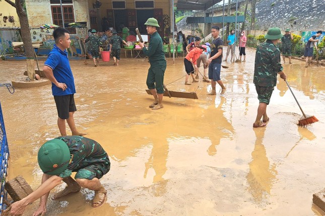 Bộ đội, giáo viên tất bật dọn dẹp trường học sau lũ - Ảnh 3.