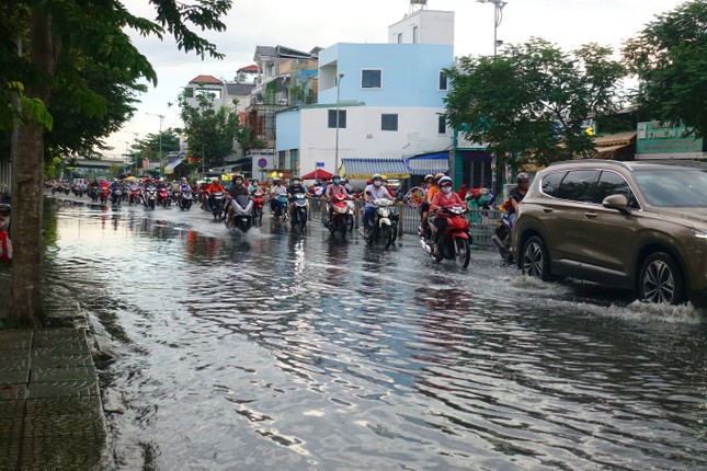 Triều cường d&acirc;ng cao, người d&acirc;n TPHCM chật vật lội nước về nh&agrave; ng&agrave;y Rằm th&aacute;ng 8 - Ảnh 11.