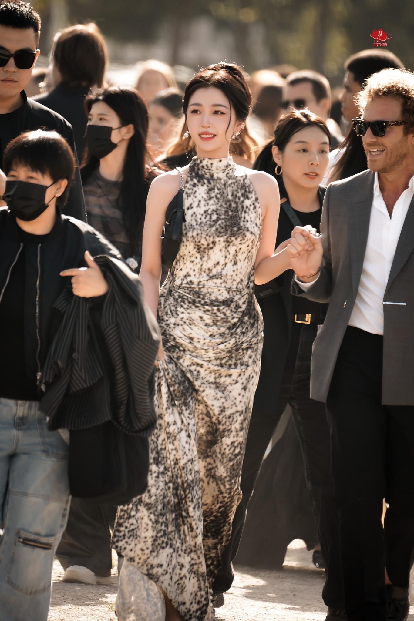 Fashion Icon #4: Hubert De Givenchy và chiếc váy đen huyền thoại của Audrey  Hepburn | bởi Nguyễn Tô Thanh An | Brands Vietnam
