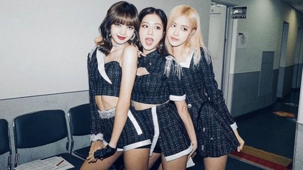 Jisoo - Ros&eacute; bất ngờ nhận cả t&aacute; gạch đ&aacute; v&igrave; ủng hộ Lisa diễn ở hộp đ&ecirc;m - Ảnh 5.