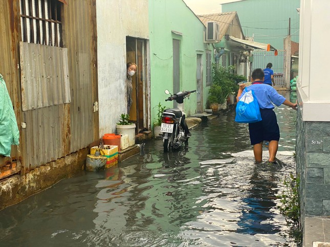 Triều cường dâng cao, người dân TPHCM chật vật lội nước về nhà ngày Rằm tháng 8 - Ảnh 10.