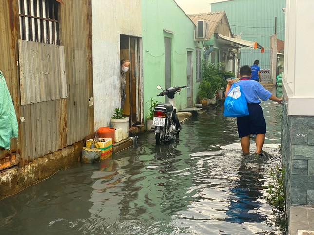 Triều cường d&acirc;ng cao, người d&acirc;n TPHCM chật vật lội nước về nh&agrave; ng&agrave;y Rằm th&aacute;ng 8 - Ảnh 10.