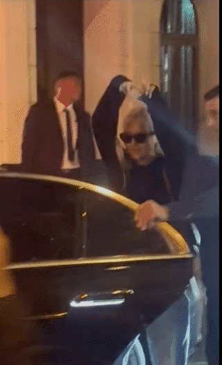 Jisoo - Ros&eacute; bất ngờ nhận cả t&aacute; gạch đ&aacute; v&igrave; ủng hộ Lisa diễn ở hộp đ&ecirc;m - Ảnh 4.