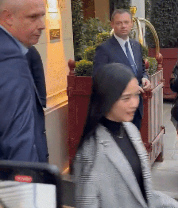 Jisoo - Ros&eacute; bất ngờ nhận cả t&aacute; gạch đ&aacute; v&igrave; ủng hộ Lisa diễn ở hộp đ&ecirc;m - Ảnh 3.