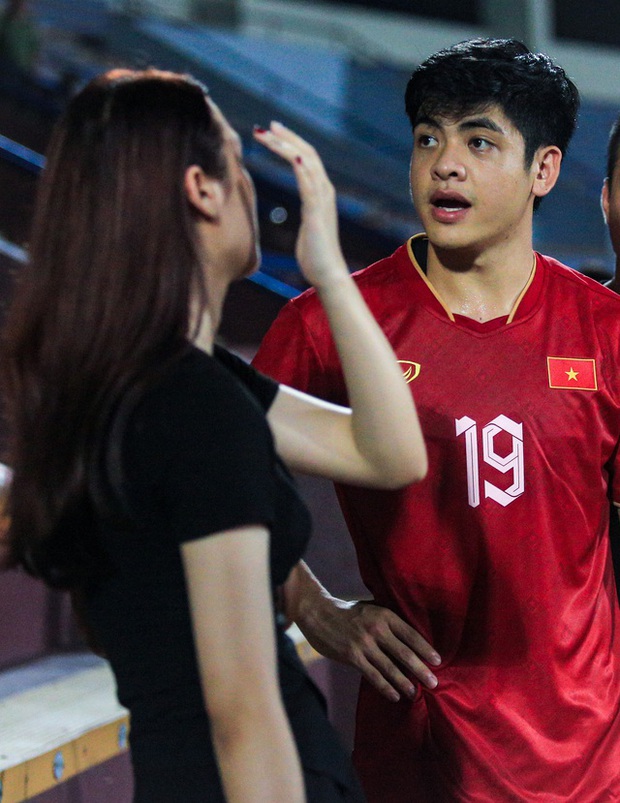 Cầu thủ U23 Việt Nam cầu hôn bạn gái đúng dịp trung thu, được nàng gật đầu đồng ý - Ảnh 4.