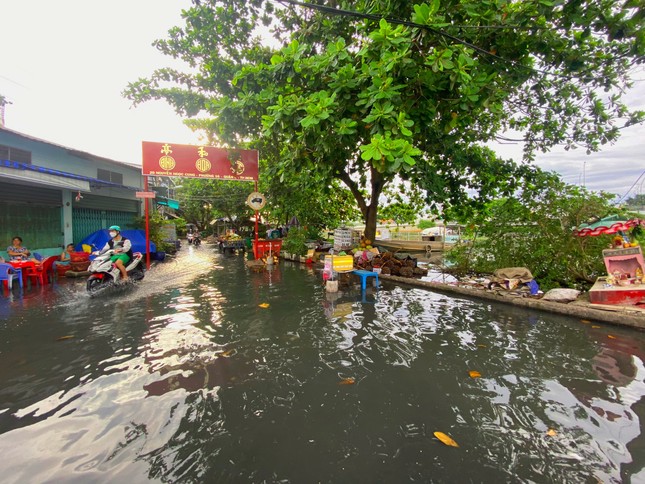 Triều cường d&acirc;ng cao, người d&acirc;n TPHCM chật vật lội nước về nh&agrave; ng&agrave;y Rằm th&aacute;ng 8 - Ảnh 8.