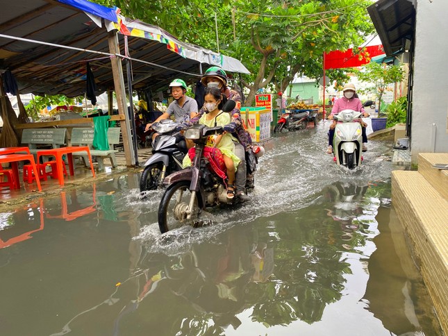 Triều cường d&acirc;ng cao, người d&acirc;n TPHCM chật vật lội nước về nh&agrave; ng&agrave;y Rằm th&aacute;ng 8 - Ảnh 7.