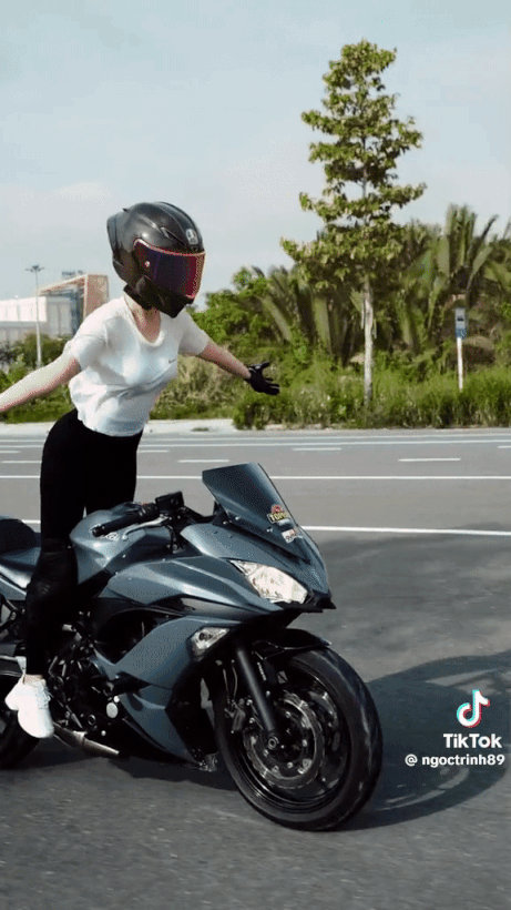 Ngọc Trinh gây phẫn nộ vì đăng clip thả tay lái, tạo dáng nguy hiểm khi điều khiển xe moto - Ảnh 3.
