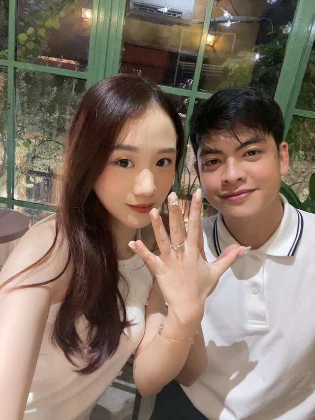 Cầu thủ U23 Việt Nam cầu hôn bạn gái đúng dịp trung thu, được nàng gật đầu đồng ý - Ảnh 2.