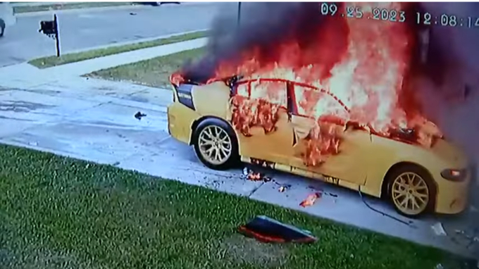 Vừa lên xe, anh ta đã phạm sai lầm khiến xe nổ tung và lửa lan khắp nhà
