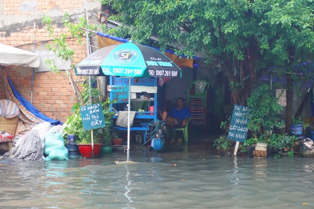 Triều cường dâng cao, người dân TPHCM chật vật lội nước về nhà ngày Rằm tháng 8 - Ảnh 6.