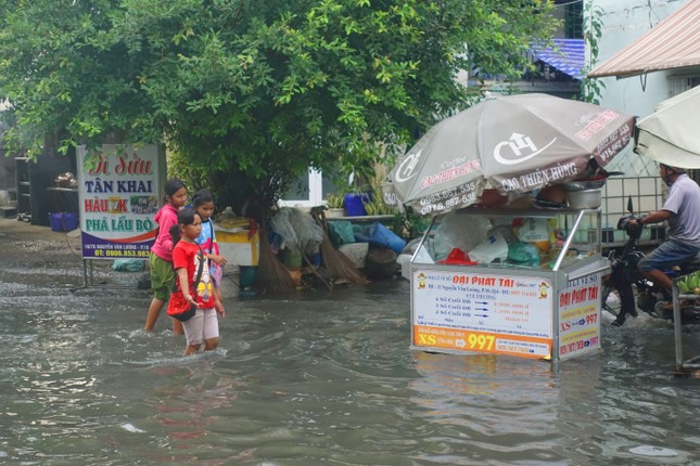 Triều cường d&acirc;ng cao, người d&acirc;n TPHCM chật vật lội nước về nh&agrave; ng&agrave;y Rằm th&aacute;ng 8 - Ảnh 5.