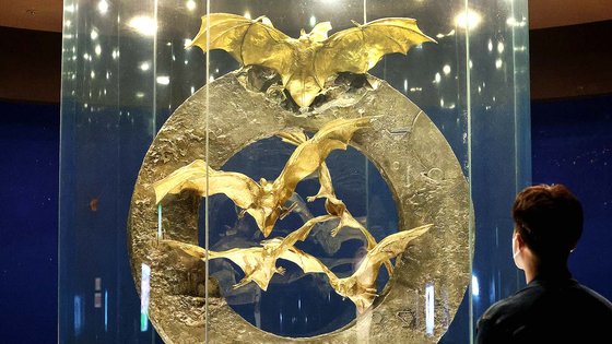 Bức tượng 162kg vàng từng bị chỉ trích hoang phí, nay bỗng dưng tăng giá hàng chục triệu USD nhờ lý do bất ngờ - Ảnh 2.