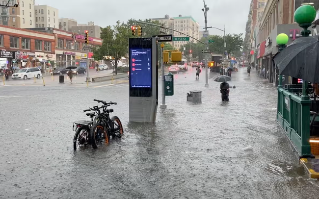 Cuộc sống người dân New York bị ảnh hưởng nặng nề vì lũ lụt - Ảnh 1.