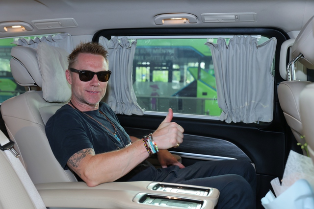 Ronan Keating đổ bộ H&agrave; Nội, được fangirl tặng hoa trước khi đốt ch&aacute;y s&acirc;n khấu HAY FEST bằng loạt hit đ&igrave;nh đ&aacute;m - Ảnh 8.