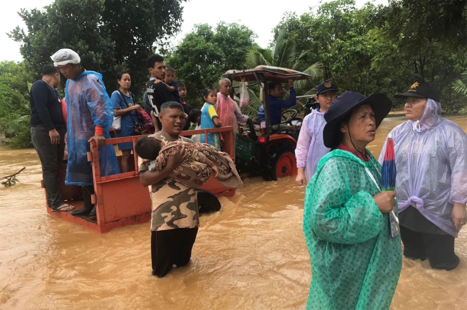 Nhiều khu vực ở Thái Lan phải sơ tán dân khẩn cấp do mưa lũ - Ảnh 2.