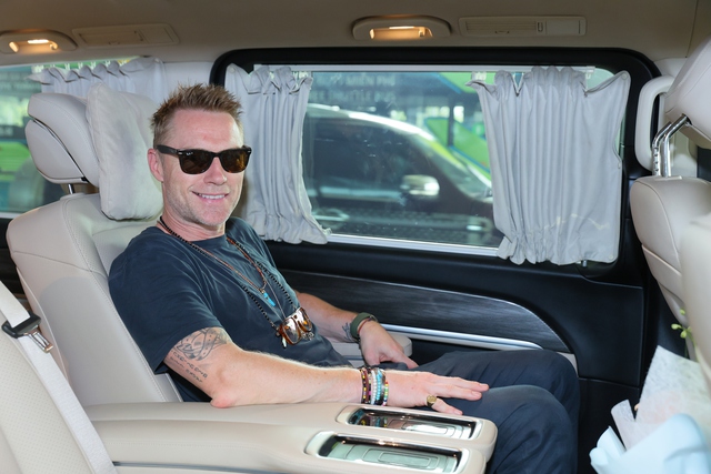 Ronan Keating đổ bộ H&agrave; Nội, được fangirl tặng hoa trước khi đốt ch&aacute;y s&acirc;n khấu HAY FEST bằng loạt hit đ&igrave;nh đ&aacute;m - Ảnh 7.