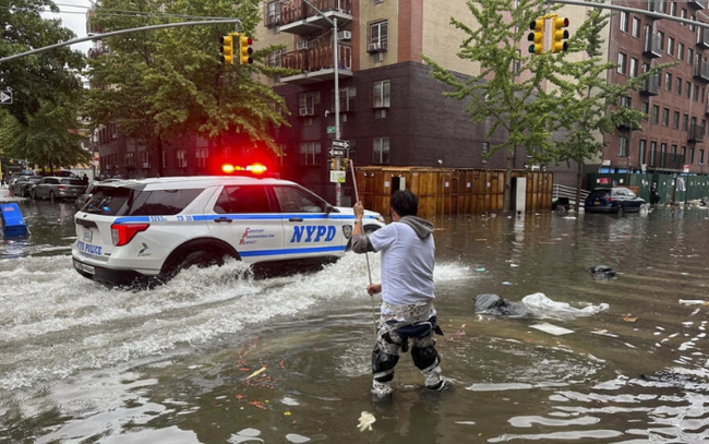 Mỹ ban bố tình trạng khẩn cấp vì ngập lụt nghiêm trọng ở New York - Ảnh 1.