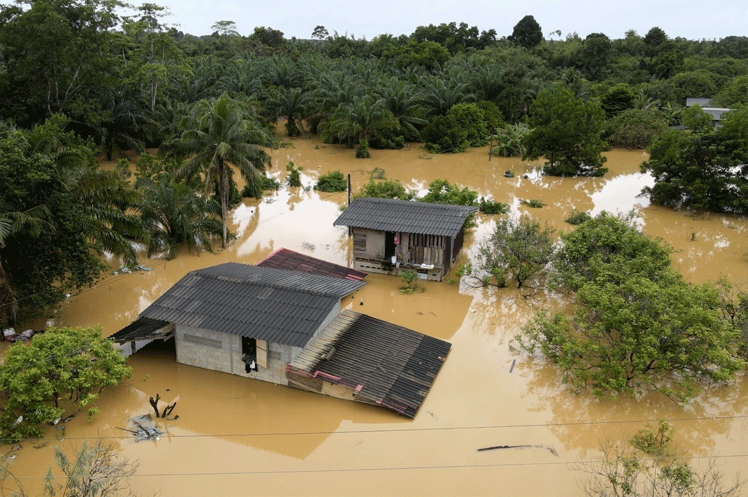 Nhiều khu vực ở Thái Lan phải sơ tán dân khẩn cấp do mưa lũ - Ảnh 1.